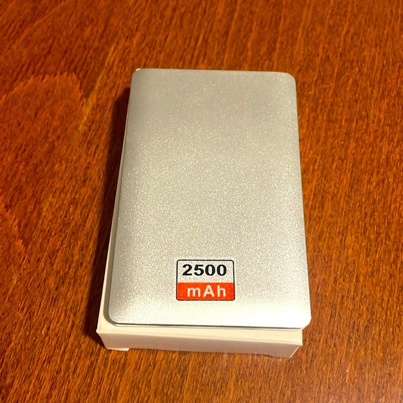 2500 mAh Slim Power Bank - Picture 2 of 3